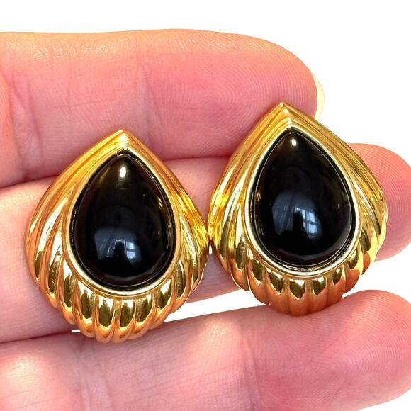 Vintage Trifari clip on earrings chunky dimensional gold & black teardrops - Picture 5 of 6